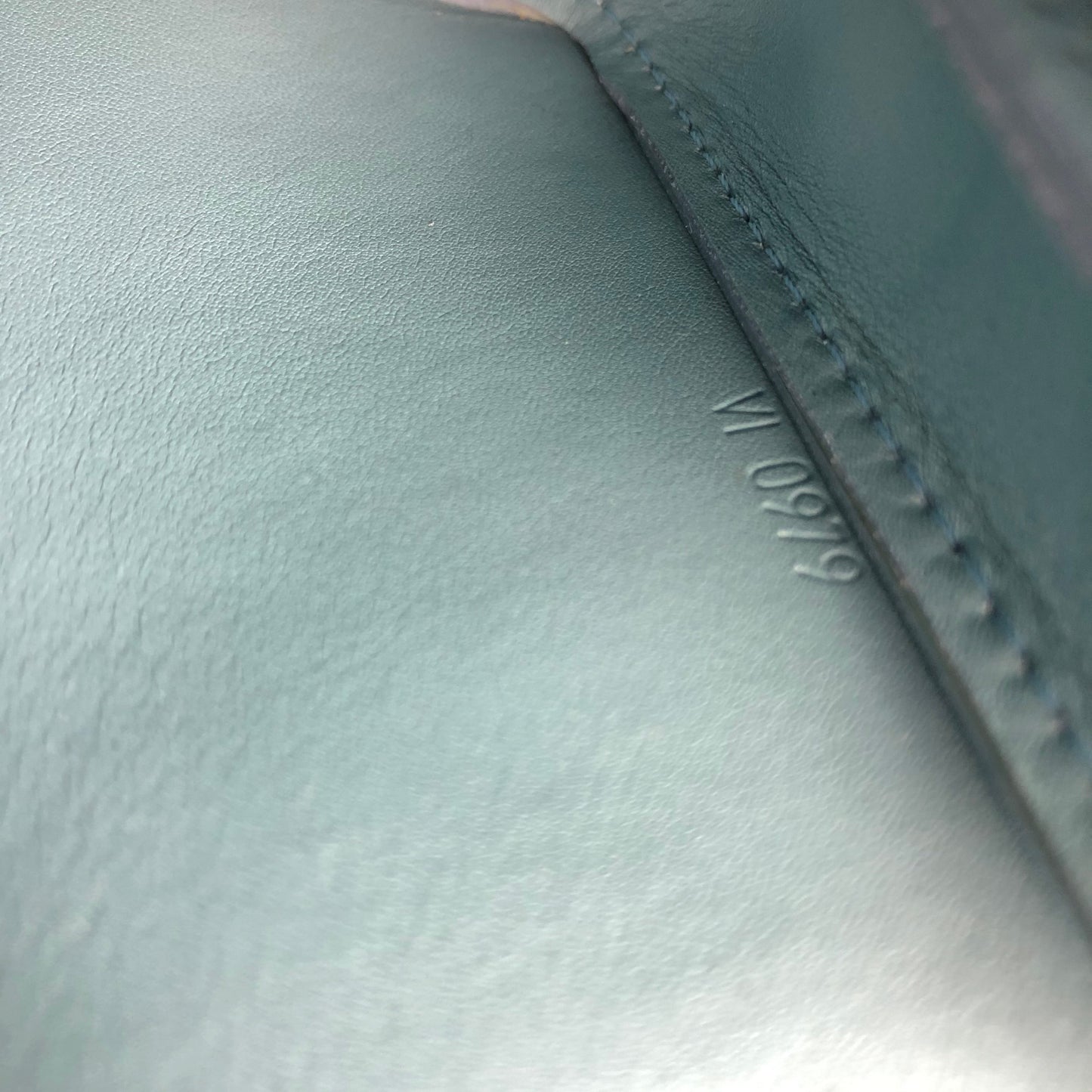 LOUIS VUITTON VERNIS POCHETTE SHOULDER BAG