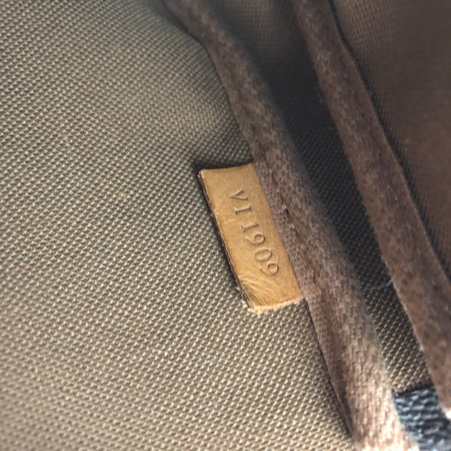LOUIS VUITTON POCHETTE BAG